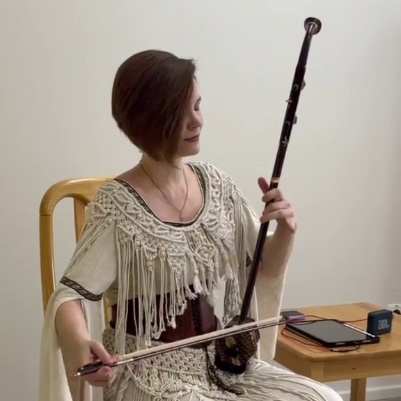 bКитайская скрипка — Эрхуb